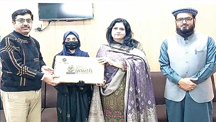  پرائم منسٹر یوتھ سکیم کے تحت طلباء میں لیپ ٹاپ تقسیم