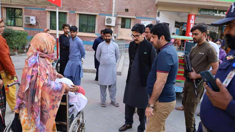  ایمرجنسی وارڈ کے باہر وہیل چیئرز کی دستیابی یقینی بنانیکا حکم