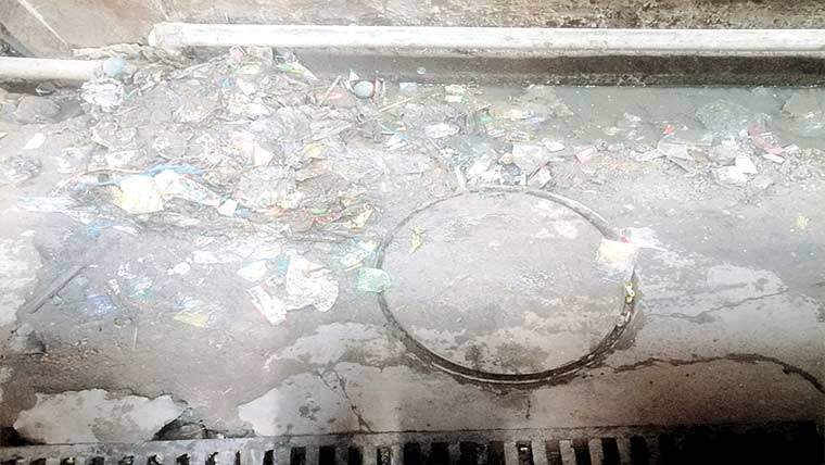 اے سی کو شکایت پر بند گٹروں کی گندگی نالی میں پھینک دی 