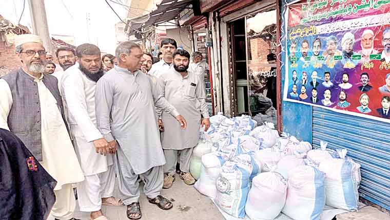 سماجی تنظیم کی جانب سے مستحق  خاندانوں میں راشن بیگز تقسیم 