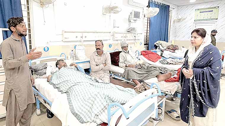 ڈپٹی کمشنر چنیوٹ کا ڈی ایچ کیو  ہسپتال کا اچانک دورہ 