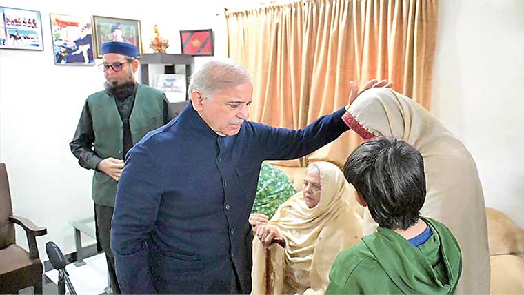 وزیراعظم کی مانسہرہ میں شہید لیفٹیننٹ کرنل گل فراز کے گھر آمد 