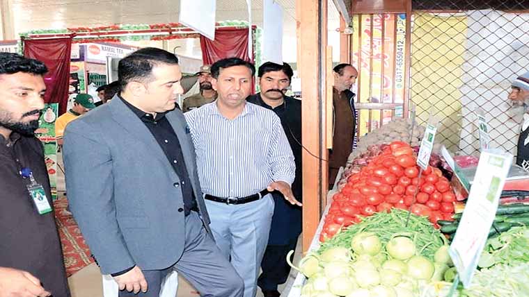 ڈپٹی کمشنر اسد عباس مگسی کا ماڈل بازار  میں قائم رمضان سہولت بازار کا دورہ