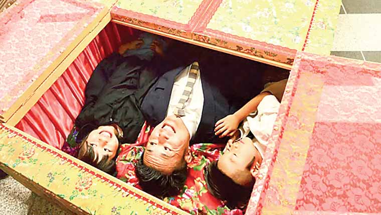 جاپانی تابوت کے اندر ذہنی سکون کیلئے مراقبہ کرنے لگے