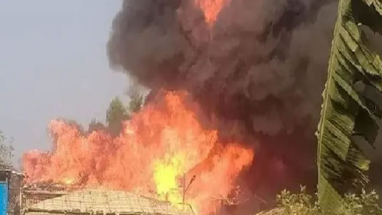  گھر کی چھت پر سکریپ میں آتشزدگی 