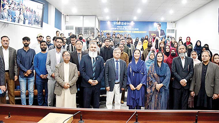  ورچوئل یونیورسٹی میں لیپ  ٹاپس کی تقسیم کی تقریب 