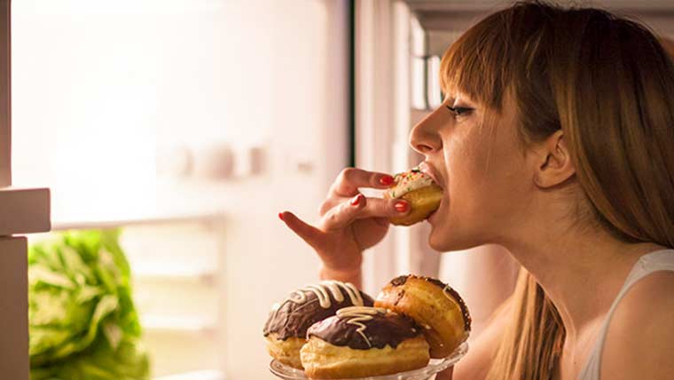 رات گئے کھانا دل اور شوگر کے لیے خطرہ، نئی تحقیق 