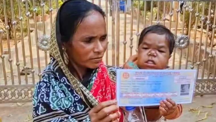 ڈیڑھ فٹ کی طالبہ، ماں کی گود میں سکول جاتی ہے