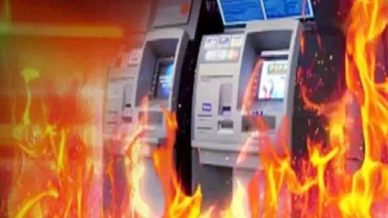 ڈسکہ :نامعلوم شخص نے  اے ٹی ایم کو آگ لگادی 