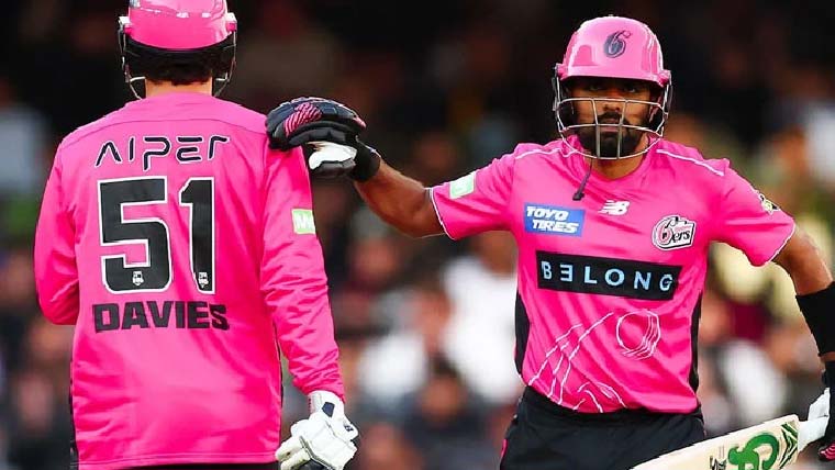 بگ بیش: بابر اعظم کی میچ وننگ ففٹی، سڈنی سکسرز کامیاب