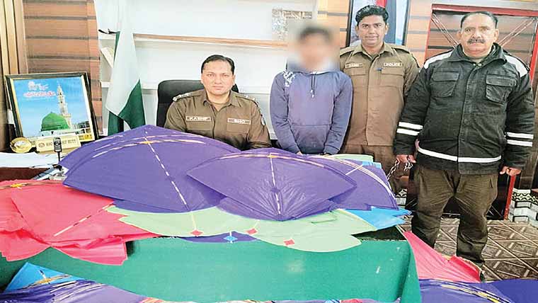 سیالکوٹ:سینکڑوں پتنگیں اور  کیمیکل ڈور برآمد ،ملزم گرفتار 