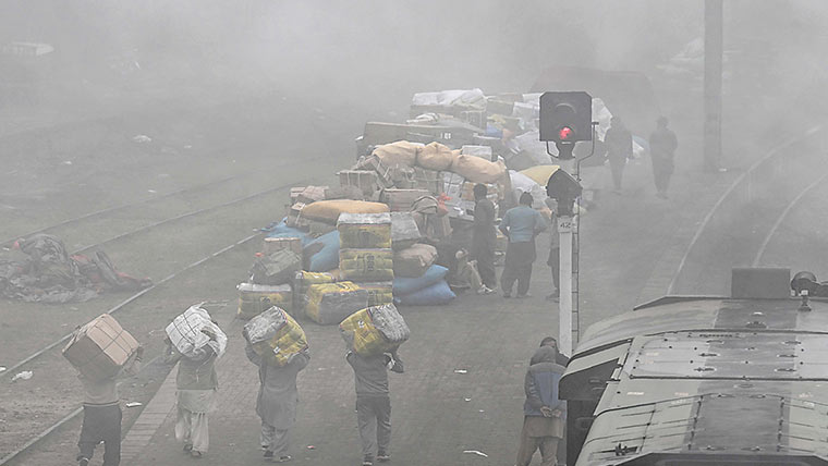 دھند برقرار،ٹریفک حادثات میں 9افراد جاں بحق،70پروازیں تاخیر کاشکار