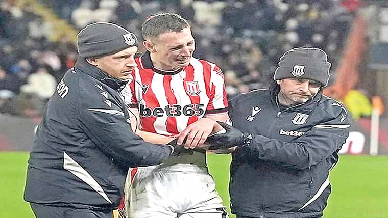 انجرڈ فٹبالر تکلیف سے آبدیدہ، گراؤنڈ میں آکسیجن لینا پڑی