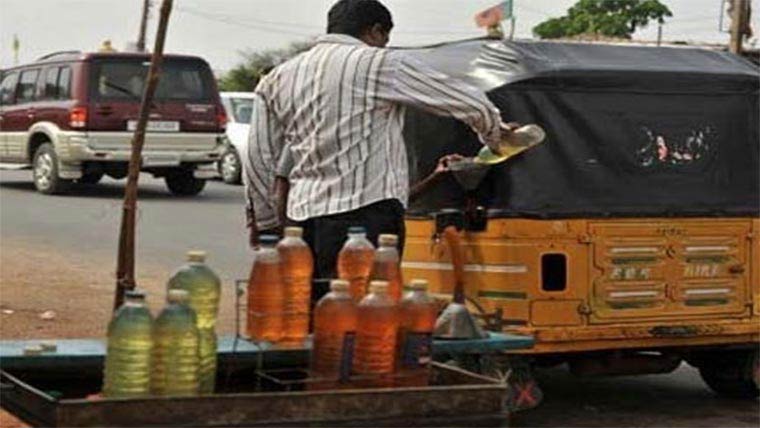 کھلا پٹرول بیچنے والا دھر لیا گیا 