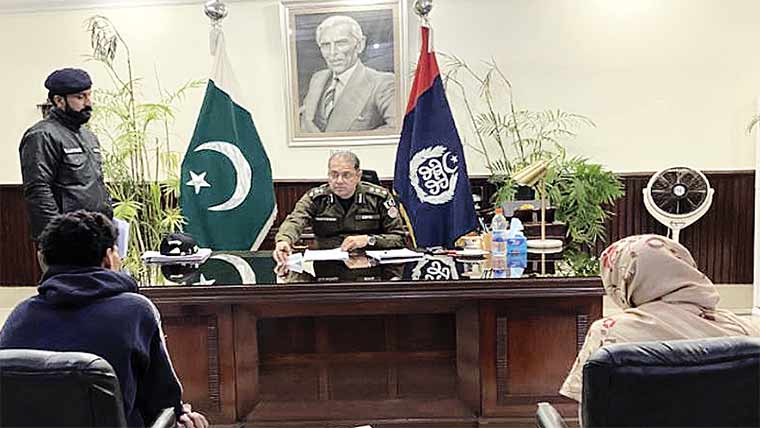  ڈی پی او چنیوٹ نے اوپن ڈور پالیسی کے تحت مسائل سنے