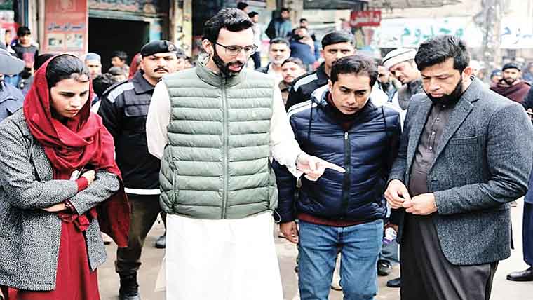 ڈی سی کاڈی ایچ کیوہسپتال کادورہ ،انسدادِ تجاوزات کاجائزہ