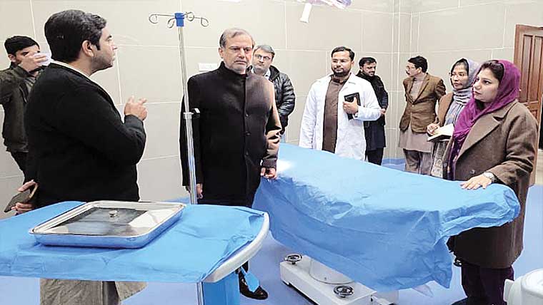 کمشنر کے 3 تحصلیوں کے دورے، عوامی بہبود اقدامات کا جائزہ 