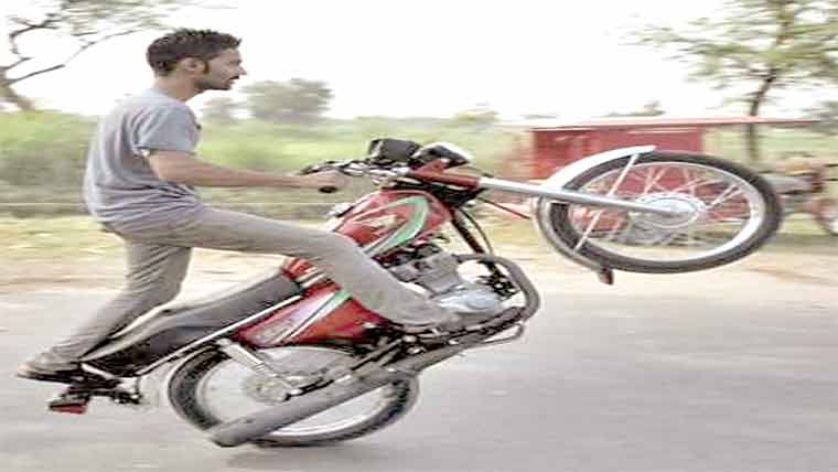 فیصل آباد(سٹی رپورٹر)موٹر سائیکل پر ون ویلنگ کرنے والے ڈرائیور کو گرفتار کر لیا گیا