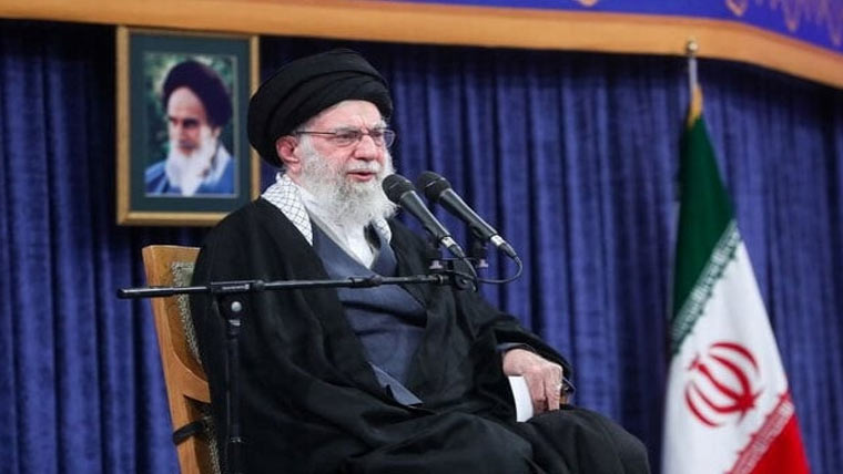  دشمن کے سامنے جھکیں گے نہیں گھٹنے ٹیکنے پر مجبور کر دینگے : ایرانی سپریم لیڈر