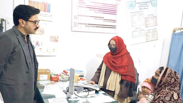 ڈی سی وہاڑی کے دفاتر کے دورے ، غیر حاضری پر سخت نوٹس