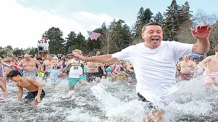  ہزاروں افراد کی ٹھنڈے پانی ڈبکی لگا کر ریکارڈ پر نظریں 