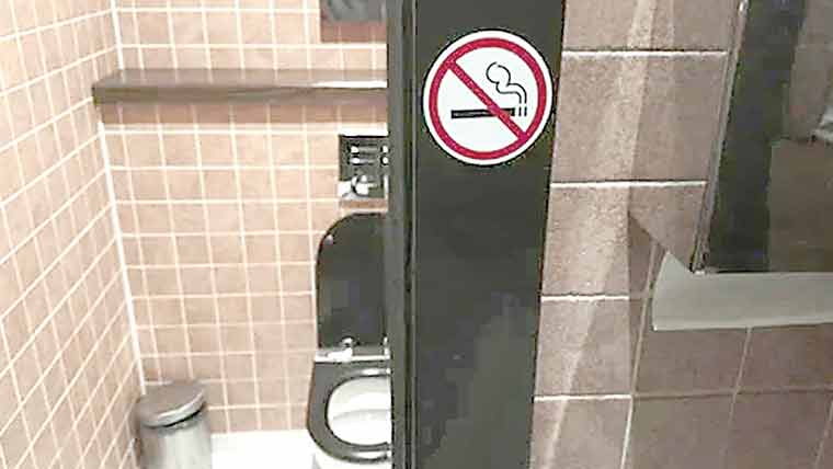  واش روم میں سگریٹ پینے والوں سے نمٹنے کاانوکھا اقدام