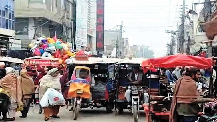 گوجرہ :بازاروں ، اہم سڑکوں پر رکشہ سٹینڈز سے ٹریفک مفلوج 