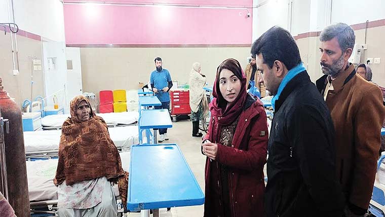 ڈپٹی کمشنر منڈی بہاؤالدین کا سی ای او  ہیلتھ کیساتھ ڈسٹرکٹ ہسپتال کا دورہ 