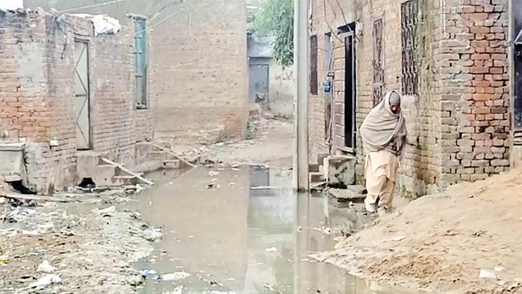  سکندر پور میں سیوریج کا نظام برباد ، پانی گلیوں میں جمع 