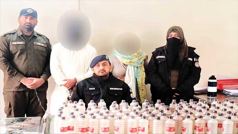 ناکہ پر مشکوک کار سے شراب کی 420بوتلیں برآمد کر لی گئیں