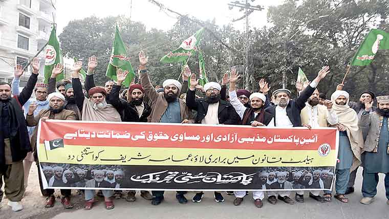 عمامہ پہننے والوں کو ہیلمٹ سے  استثنیٰ دیا جائے ،سنی تحریک کا مظاہرہ 