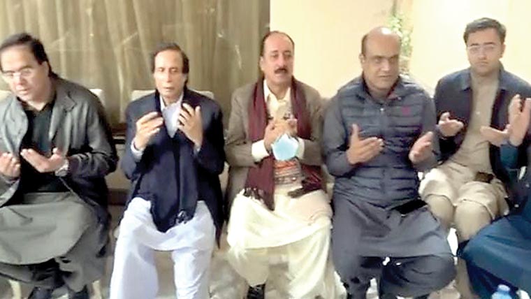 پرویزالٰہی عامر سعید راں کی رہائش گاہ  پر گئے ، والد کے انتقال پر تعزیت کی 