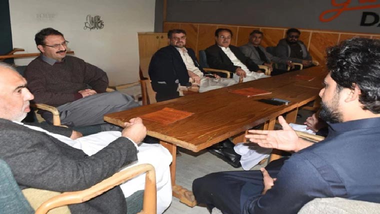 جنید اکبر ، اسد قیصر کا دورہ لاہور ، مقامی قیادت کو اطلاع نہ دی 