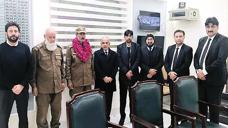 پنڈی بھٹیاں :کچہری میں  تعینات سکیور ٹی کانسٹیبل ریٹائرڈ ججوں کی تقریب میں شرکت 