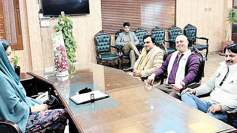 ڈی سی گجرات سے ممتاز بزنس  مین رضوان احمد کی ملاقات