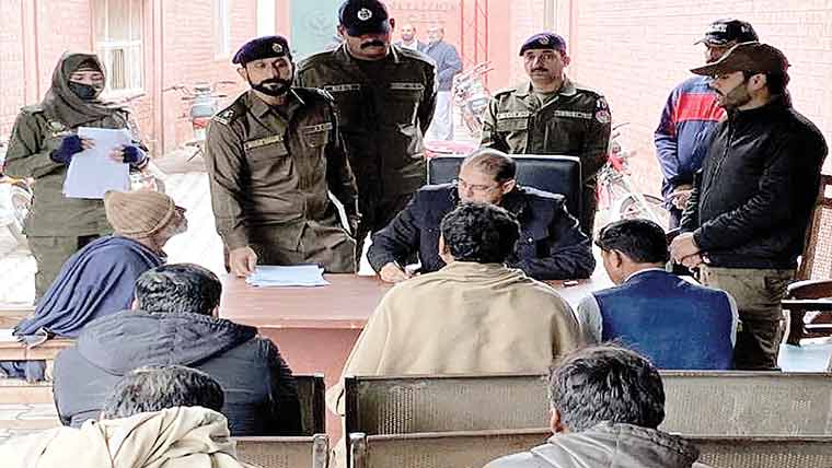 ڈی پی او چنیوٹ کی کھلی کچہری ،مسائل کے فوری حل کی ہدایت