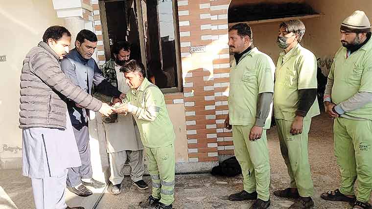 میانوالی کے ستھرا پنجاب کے ملازمین  کو سی ایم پنجاب راشن کارڈ فراہم