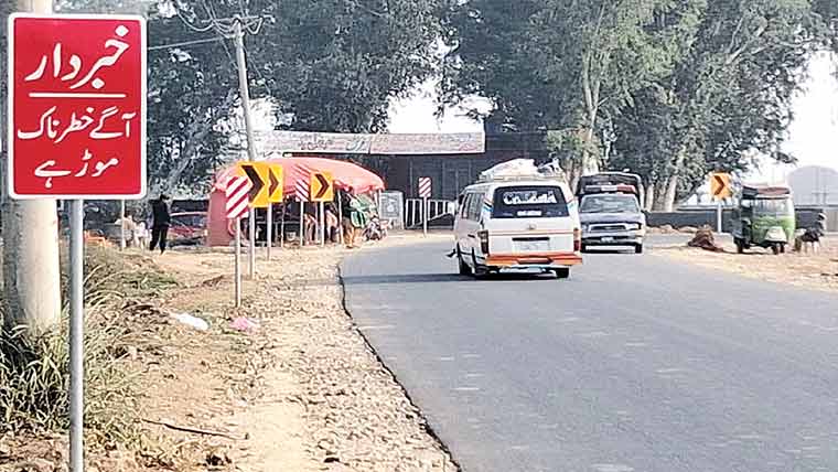 راجباہ نوکھر برانچ کی پلی پر دیوار  تعمیر، ٹریفک سائن بورڈ نصب 