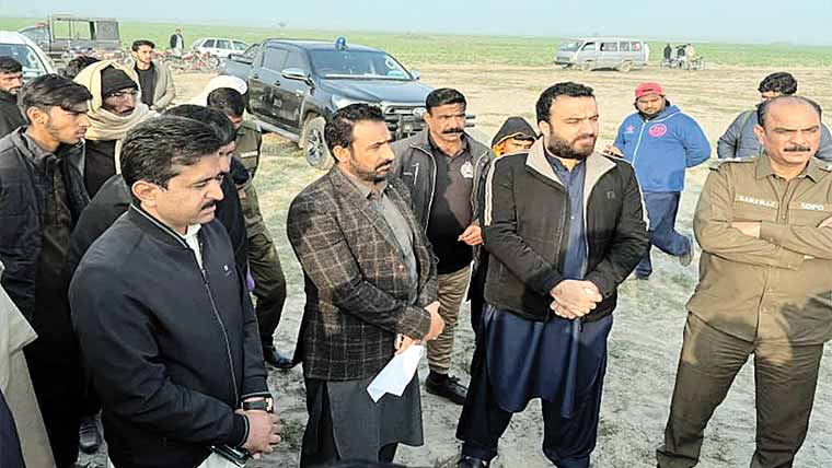 گجرات :اسسٹنٹ کمشنر کی جانب  سے دریا سے ریت نکالنے کا جائزہ 