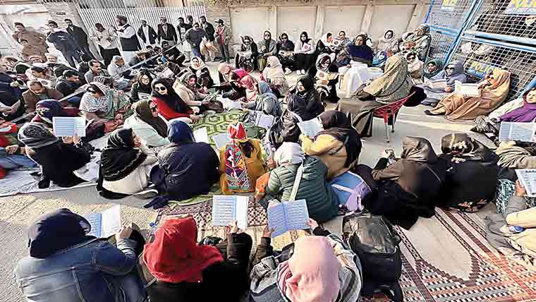  عمران کی بہنوں کا دھرنا اگلے منگل کو ملاقات کی یقین دہانی پر ختم