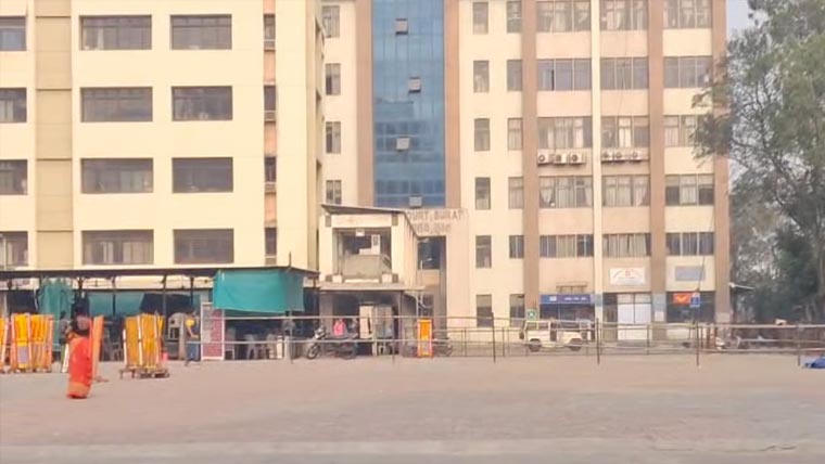 بھارت:گجرات میں عدالتوں  کو بم دھماکوں کی دھمکیاں  کارروائیاں معطل، عمارتیں خالی 