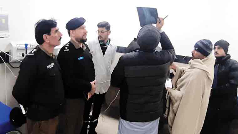  ٹریفک حادثے میں ہیڈ  کانسٹیبل زخمی ، پولیس افسران کا  ٹراما سنٹر کا دورہ،عیادت کی 
