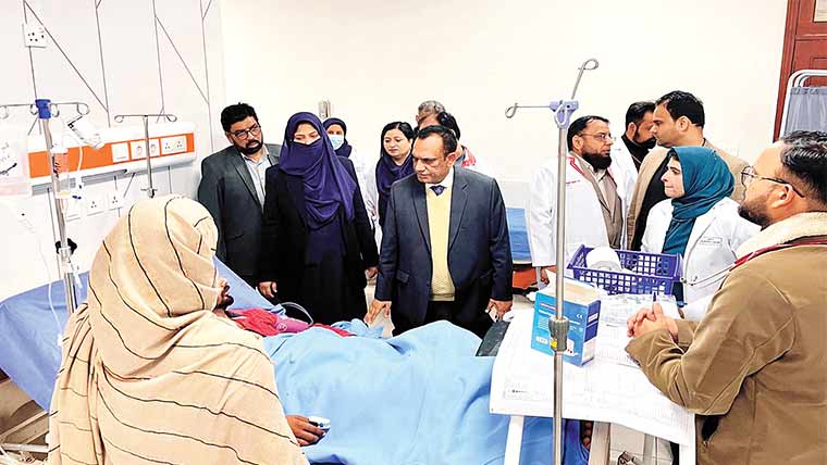 کمشنر کا ڈی ایچ کیو ہسپتال کا دورہ،ناقص صفائی پر برہم