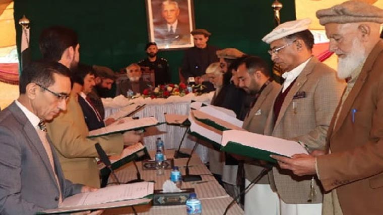 گلگت بلتستان کی نگران کابینہ نے  حلف اٹھا لیا،12وزرا، 2 مشیر شامل 