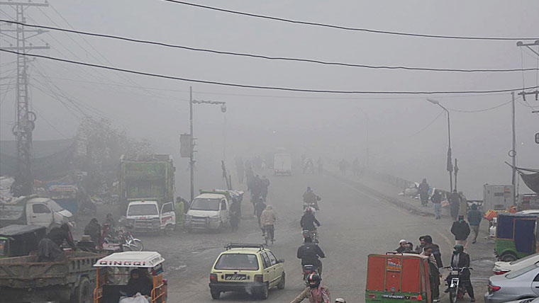 دھند:حادثات ،باپ بیٹے سمیت7جاں بحق،موٹروے بند،12پروازیں منسوخ