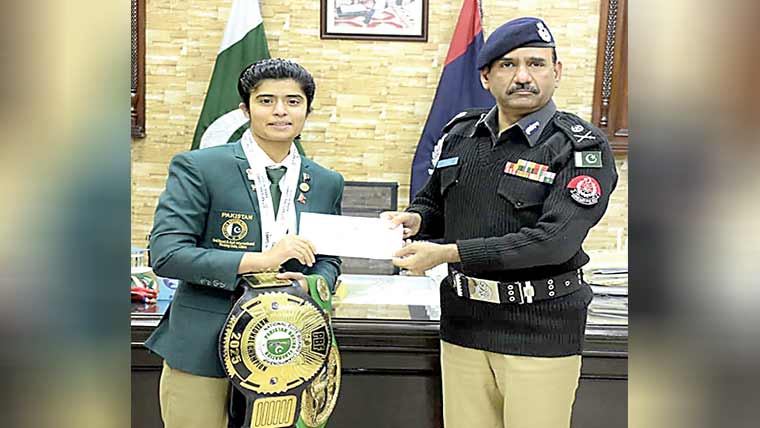 آئی جی ریلوے کی لیڈی باکسر کی حوصلہ افزائی، 2 لاکھ نقد انعام دیا