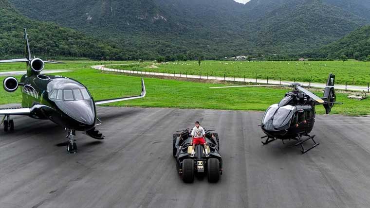 نیمار کے نجی طیارے، ہیلی کاپٹر اور بیٹ موبائل کی دھوم