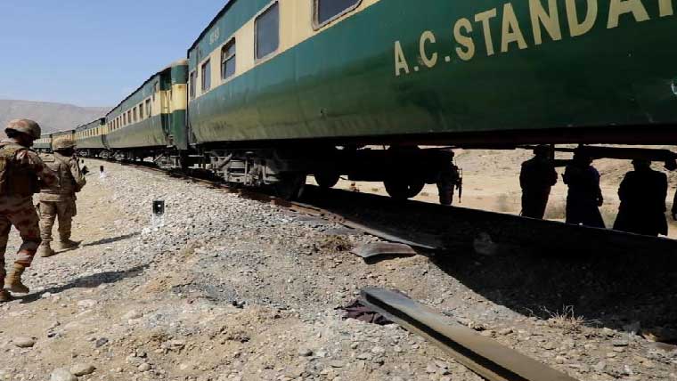 ڈیرہ مراد جمالی:نامعلوم افراد  کی جعفرایکسپریس پر فائرنگ