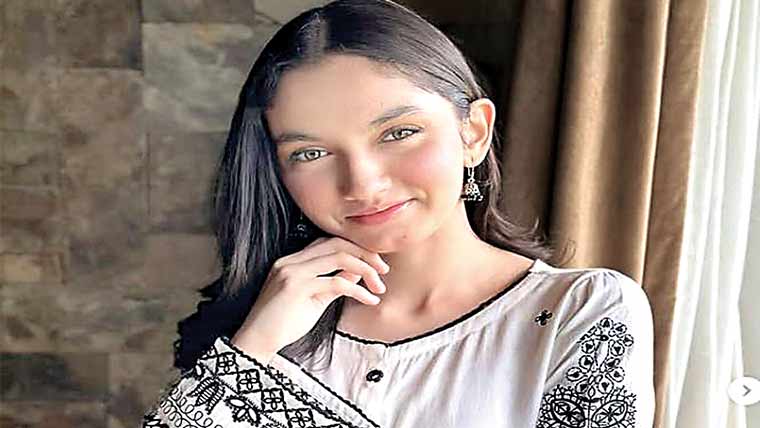 پہلے میں اپنی عمر سے زیادہ  بڑی لگتی تھی:عینا آصف