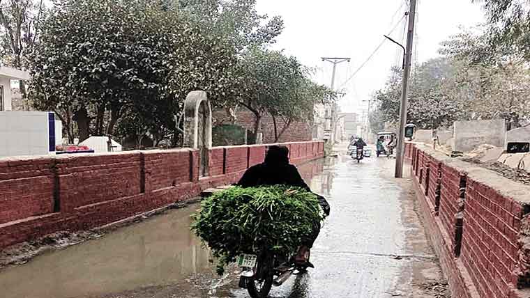 حافظ آباد:قبرستان اور ملحقہ شاہراہ پانی جمع ، گندگی کے ڈھیر